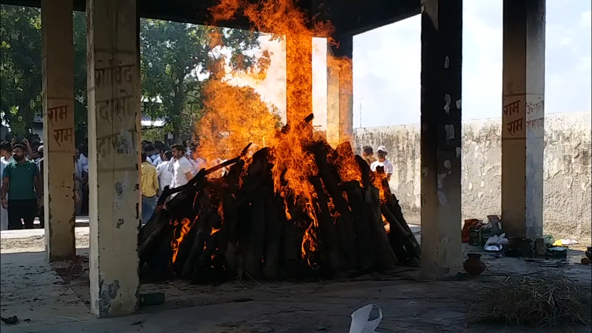 मुलायम सिंह यादव यांच्या दुसऱ्या पत्नी साधना यादव यांच्यावर अंतिम संस्कार