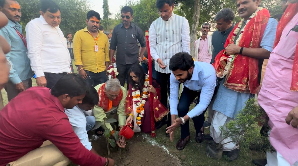 Lucknow News : चंद्रिका देवी मंदिर पहुंचीं वॉटर वूमेन, प्रांगण में किया पौधरोपण.