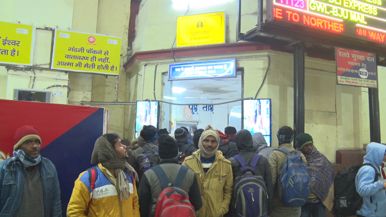 लखनऊ में रेलवे स्टेशनों पर ठिठुर रहे यात्री