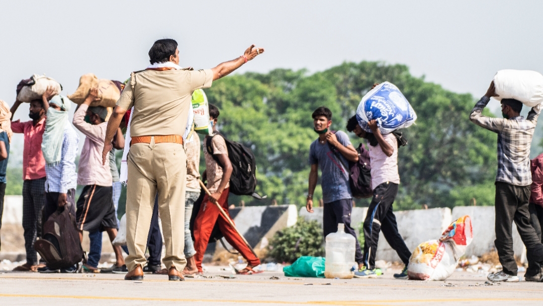 पैदल घर वापसी करते प्रवासी श्रमिक.