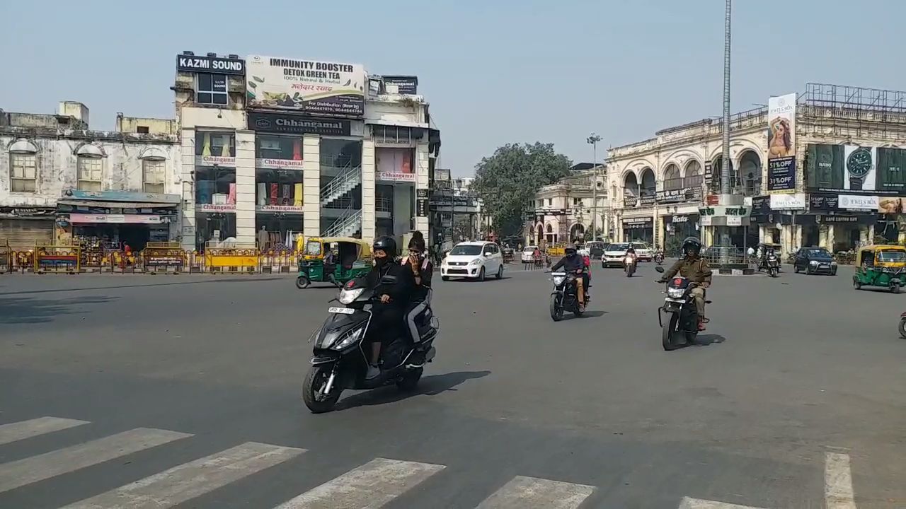 सड़कों पर चल रहे दोपहिया वाहन.