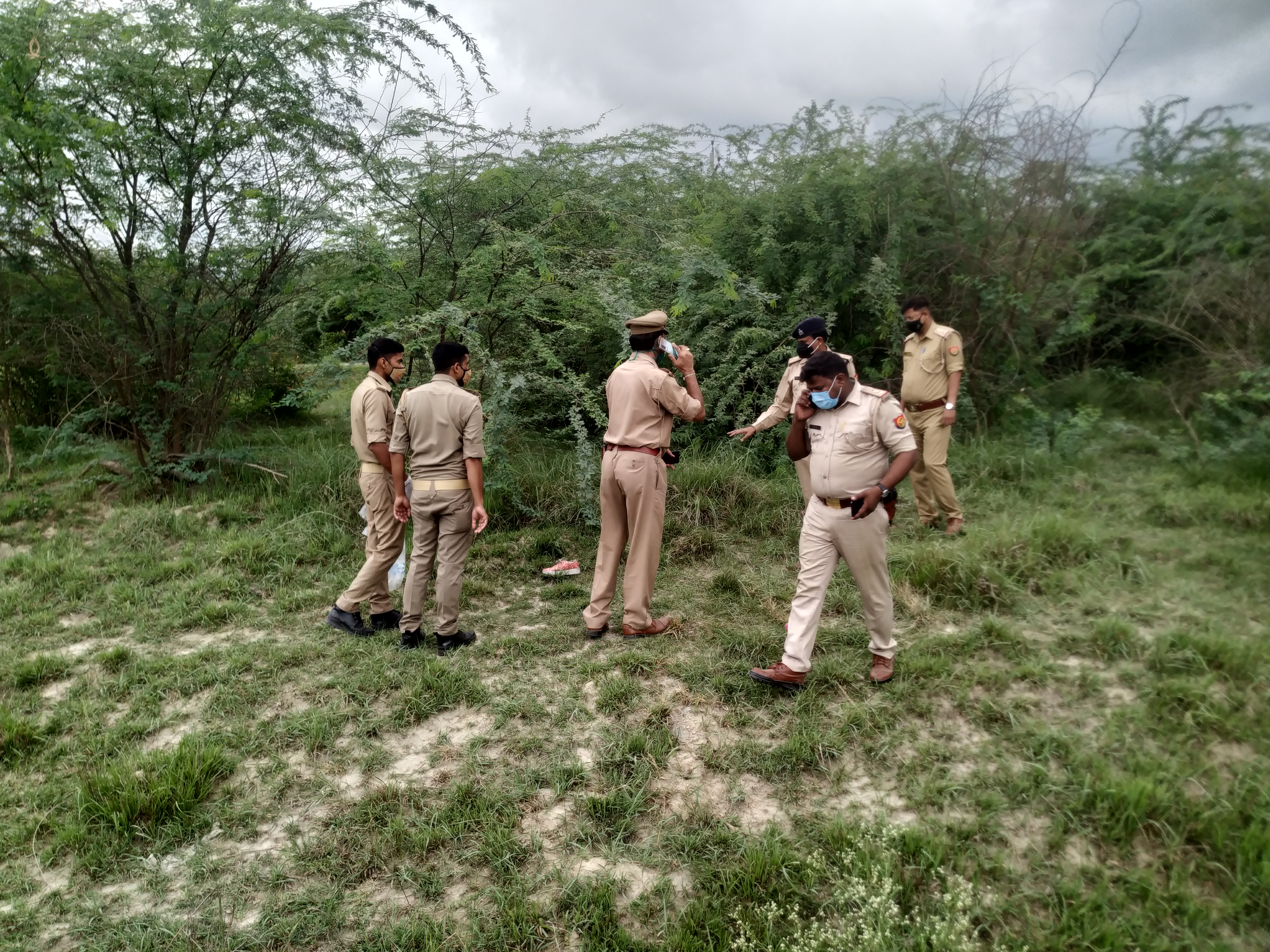 lucknow crime newst  body found in forest  girl body forest  lucknow crime news  lucknow today news  जंगल में मिला युवती का शव  जंगल में मिला शव  डीसीपी मध्य सोमेन वर्मा  लखनऊ की ताजा खबर  लखनऊ खबर  सरोजनी नगर  सरोजनी नगर जंगल में मिला शव