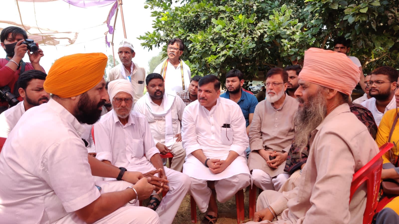 मृतक किसान के परिवार से मिले AAP नेता संजय सिंह