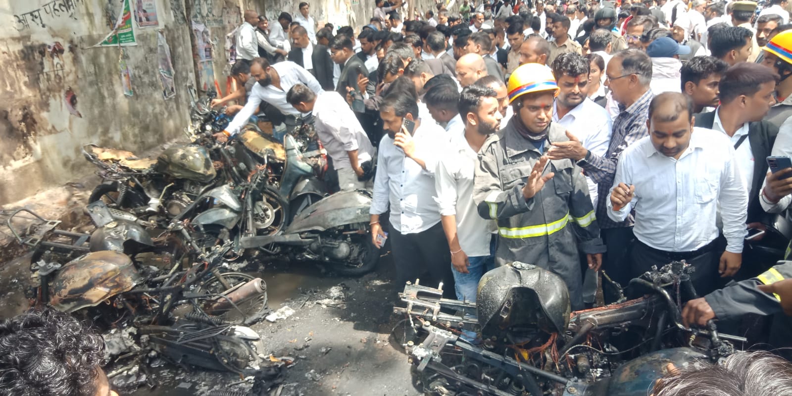 लखनऊ सिविल कोर्ट के बाहर खड़ी वकीलों की गाड़ियां जल कर राख