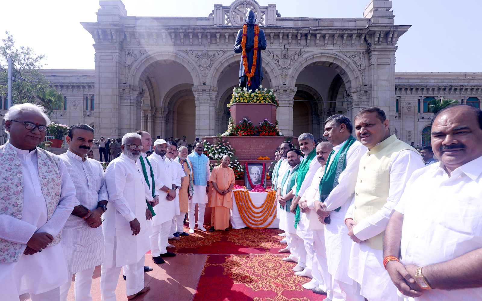 पूर्व प्रधानमंत्री चौधरी चरण सिंह की पुण्यतिथि पर श्रद्धांजलि देते बीजेपी नेता