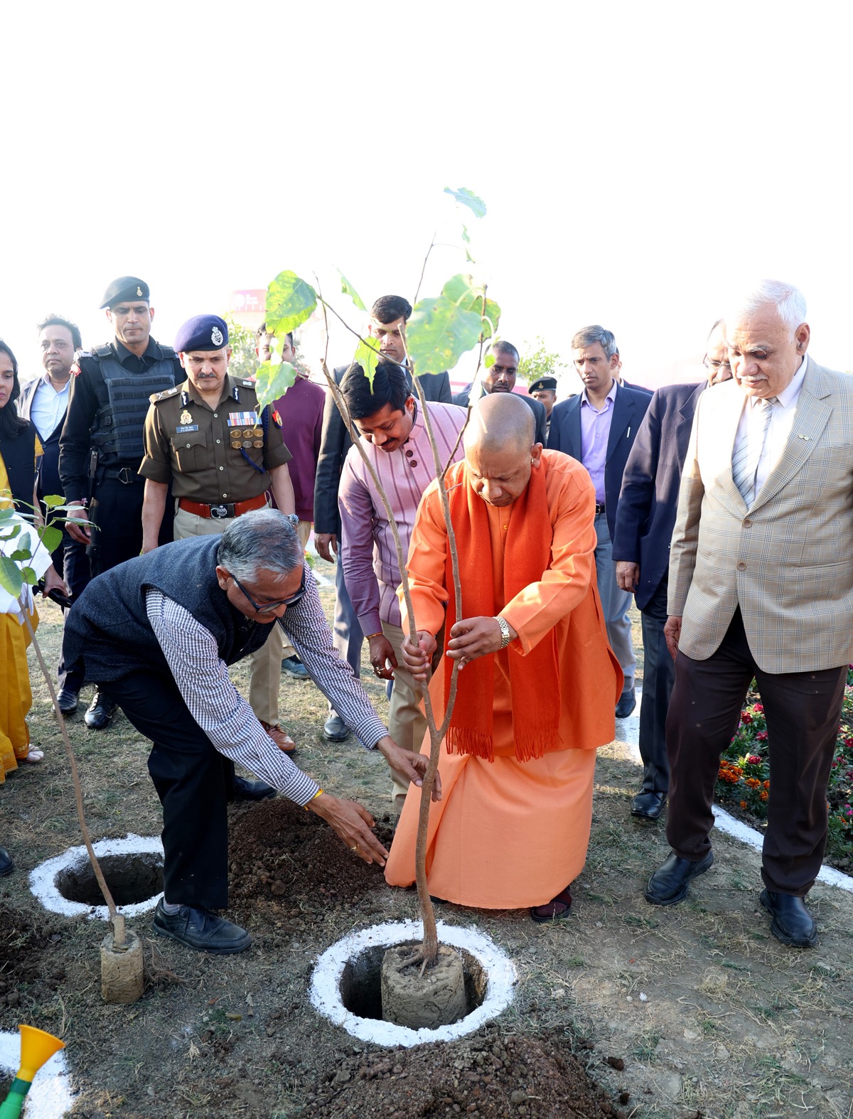 मुख्य आयोजन स्थल के पास वृक्षारोपण करते सीएम योगी