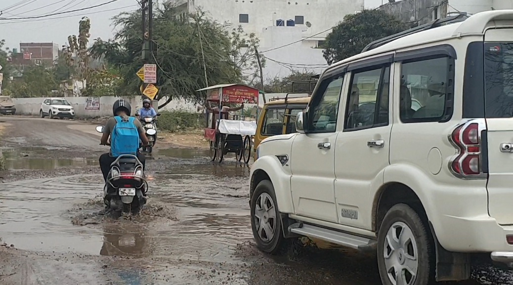 टूटी सड़क से राहगीरों को हो रही परेशानी