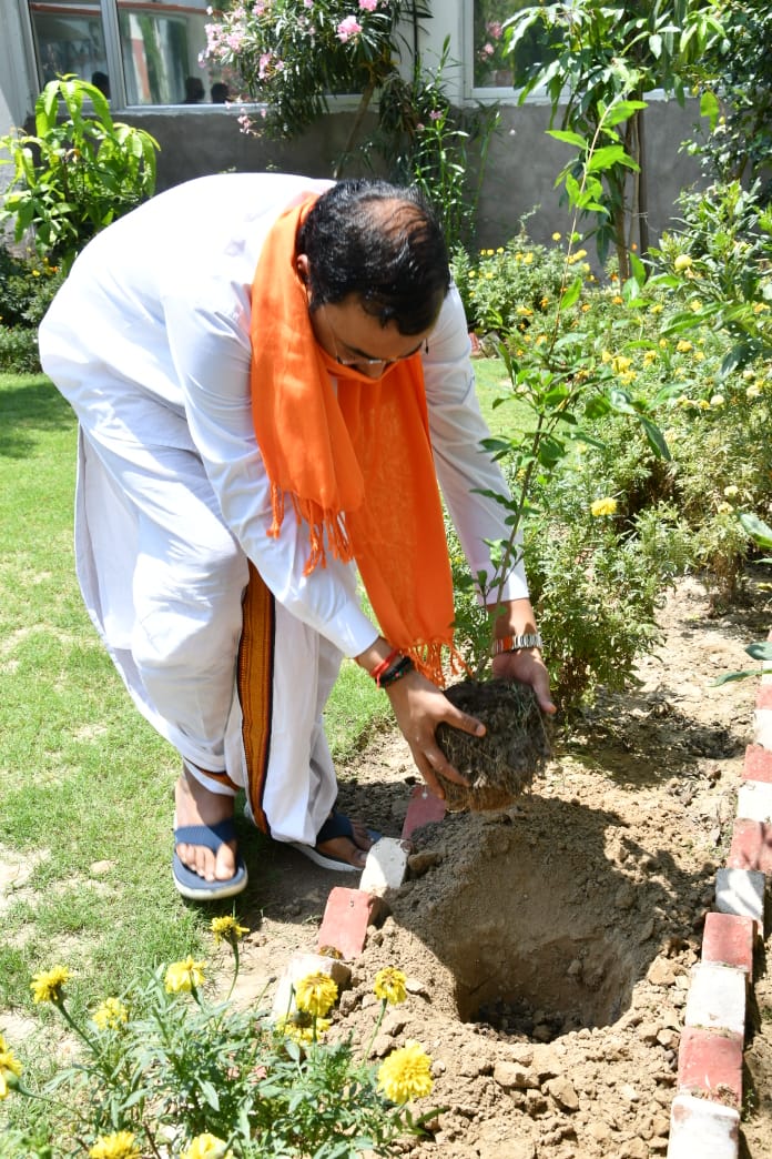 विश्व पृथ्वी दिवस के अवसर पर डिप्टी सीएम केशव मौर्य ने रोपे पौधे.