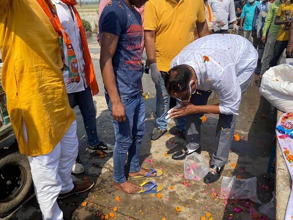 कानून मंत्री ब्रजेश पाठक ने प्रवासी मजदूरों को पहनाई चप्पल.