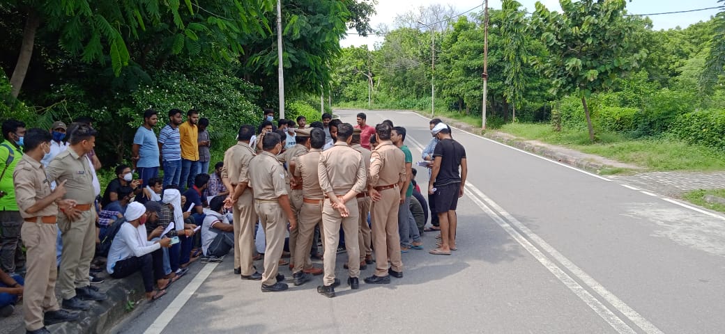 लखनऊ विश्वविद्यालय परिसर में प्रदर्शन करते विद्यार्थी.