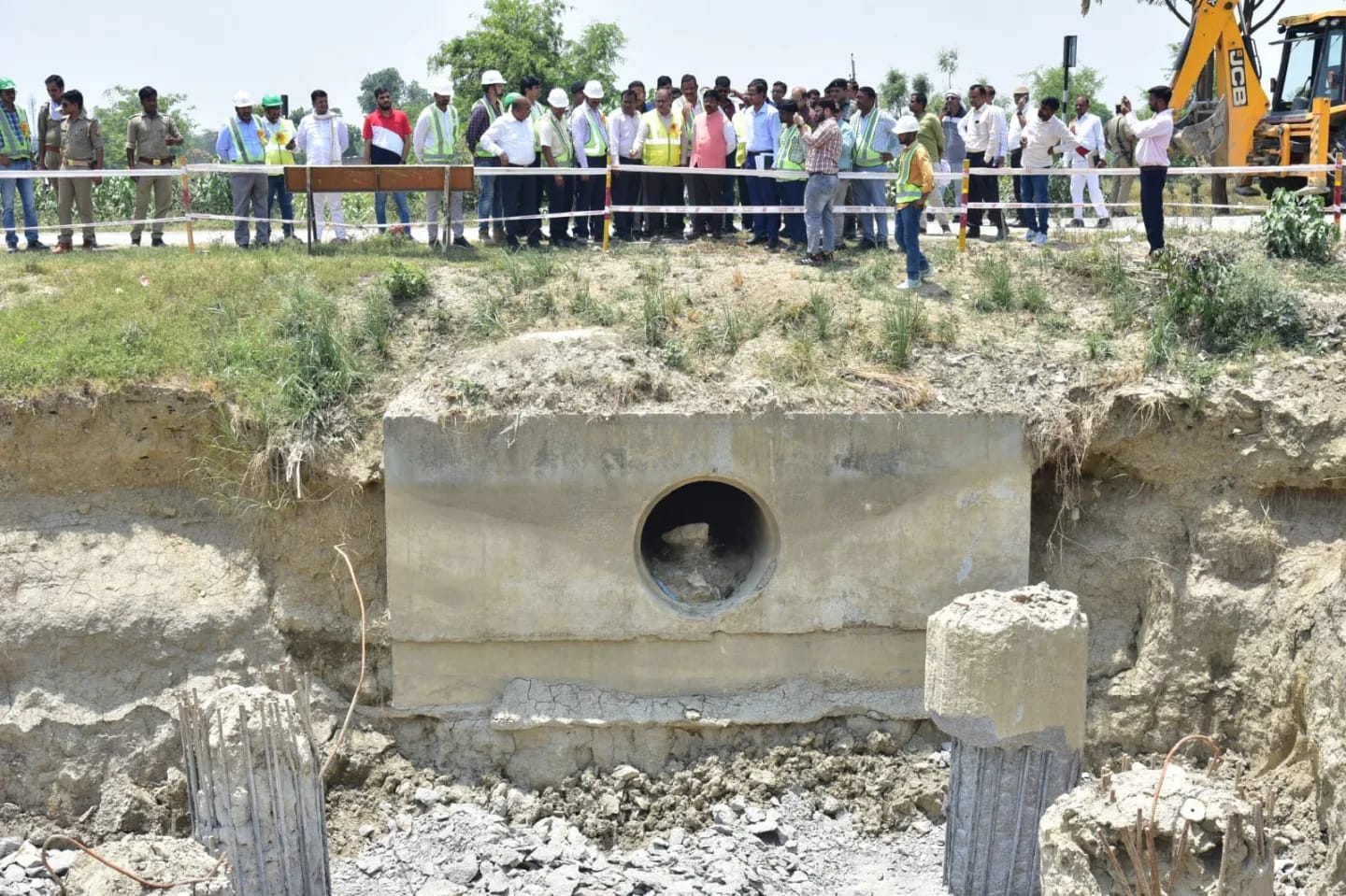 गंगा एक्सप्रेस वे का निरीक्षण करने पहुंचे औद्योगिक विकास मंत्री नन्द गोपाल गुप्ता नंदी .