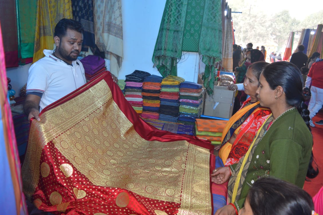 अनोखी कलाकृतियां बनी आकर्षण का केंद्र