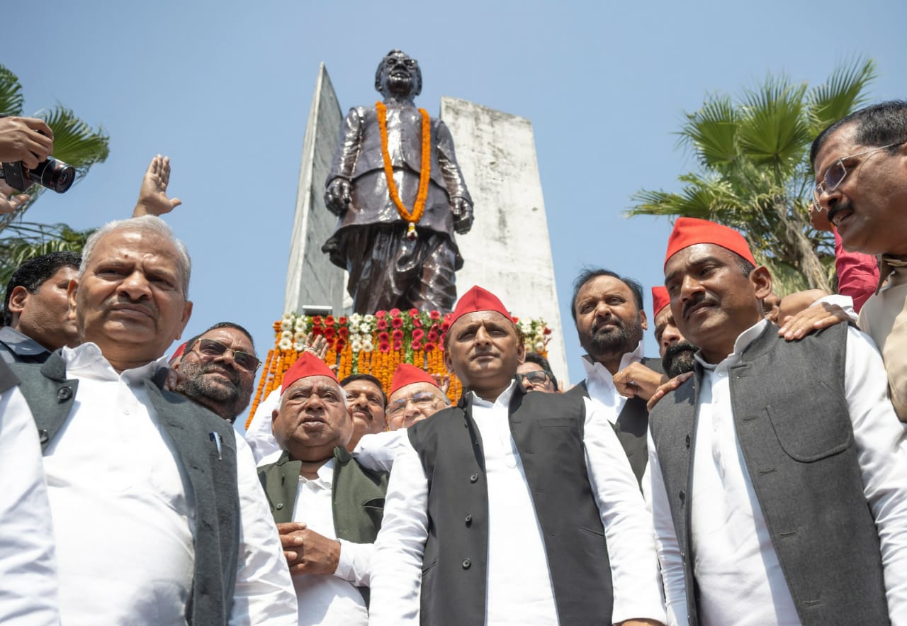 अखिलेश यादव ने पुष्पांजलि अर्पित कर लोहिया को किया याद, भाजपा के लिए कहीं ये बातें .