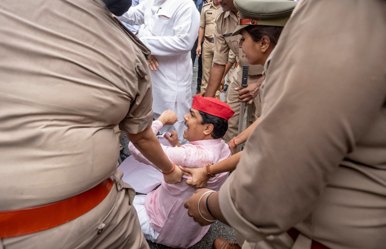 प्रदर्शन करते समाजवादी पार्टी के कार्यकर्ता