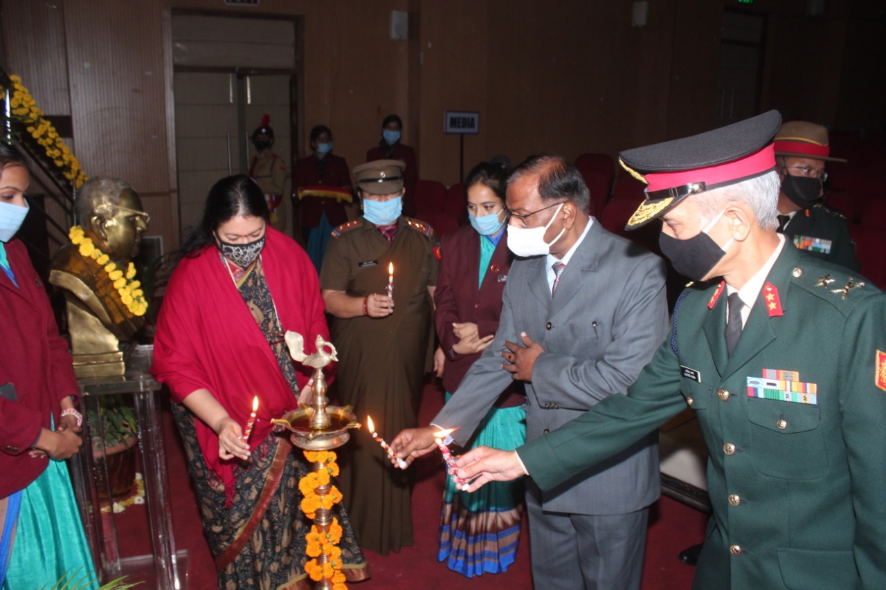 मुख्यातिथी ने दीप प्रज्जवलित कर किया कार्यक्रम का शुभारंभ.