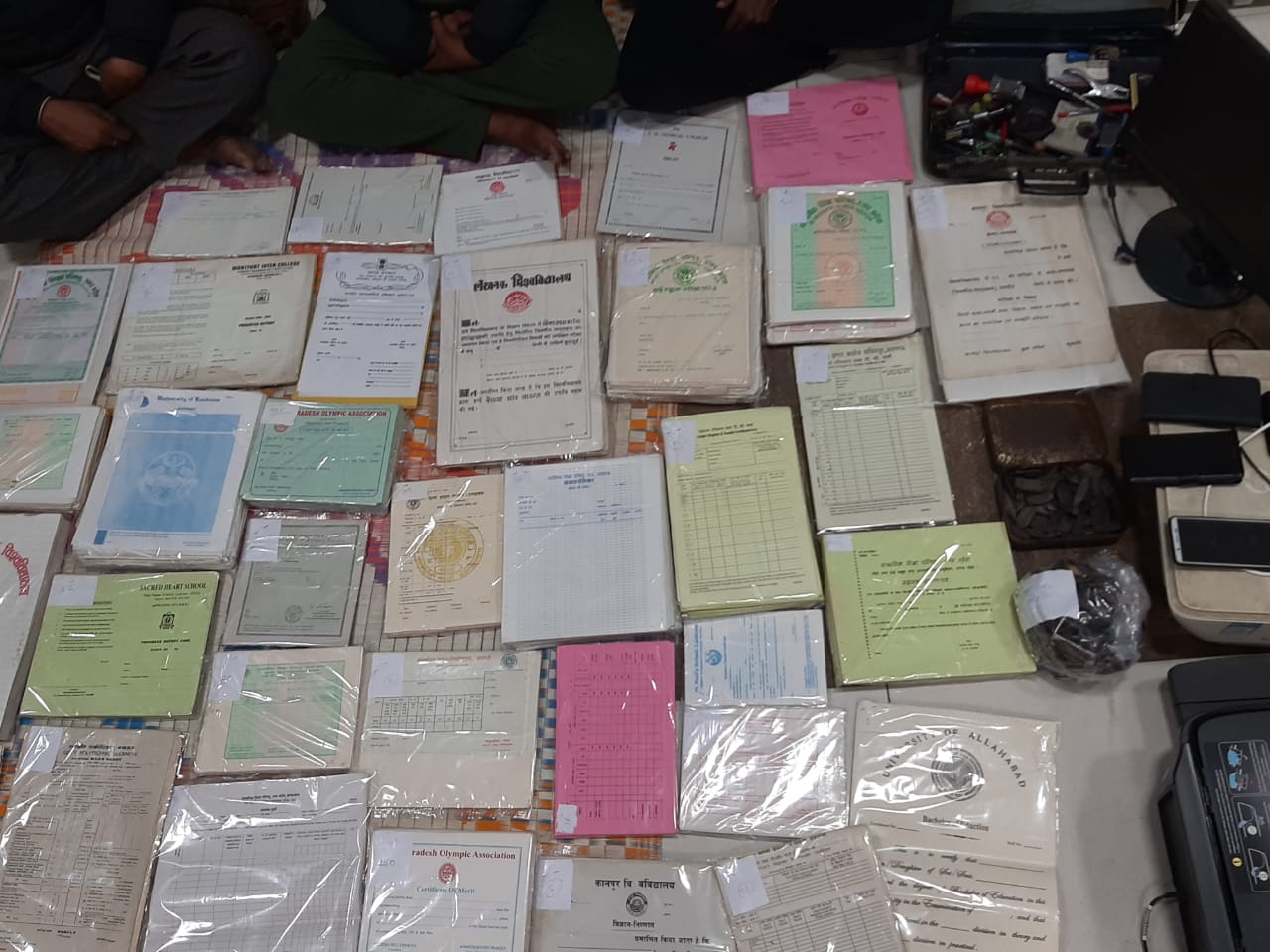 lucknow police busted a gang who making fake marksheets and certificates