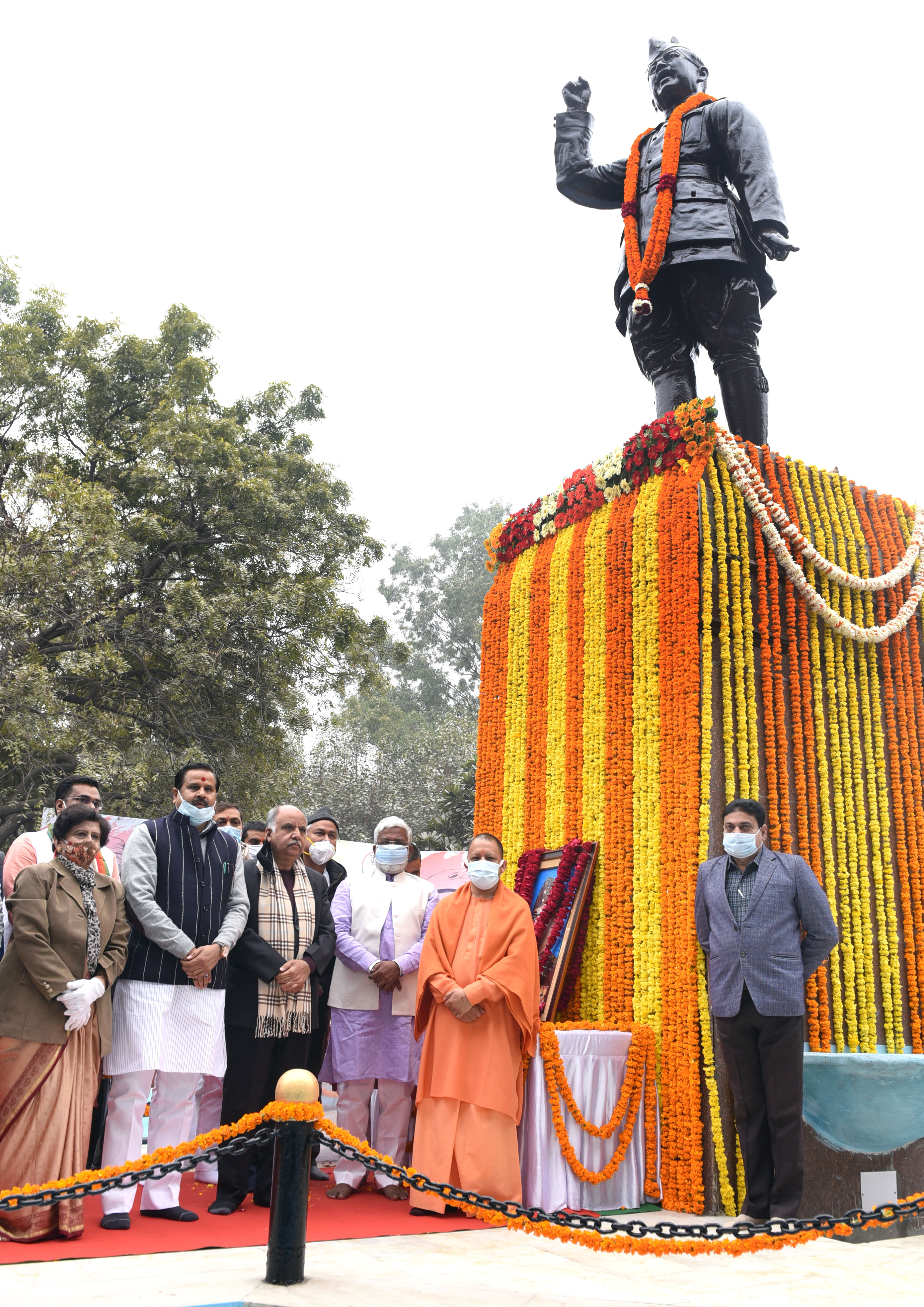 नेताजी को दी श्रद्धांजलि.