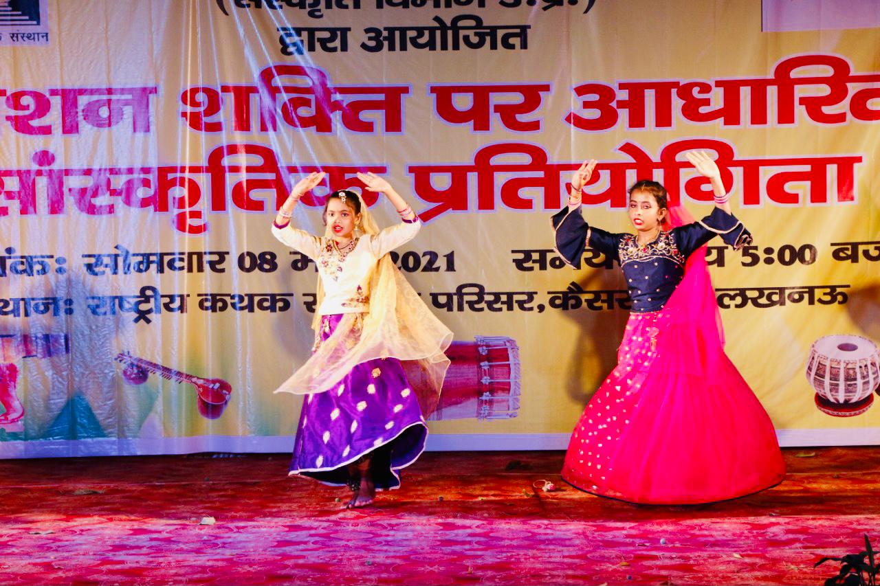 कथक नृत्य प्रस्तुत करती राष्ट्रीय कथक संस्थान की छात्राएं