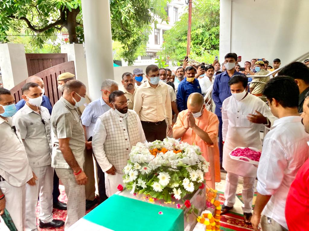 पूर्व विधानसभा अध्यक्ष सुखदेव राजभर को सीएम योगी ने दी श्रद्धांजलि.