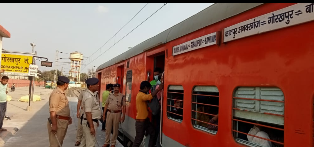 Railway News : ट्रेनों में अवैध तरीके से सामान बेच रहे चार वेंडर चेकिंग में धरे गए .