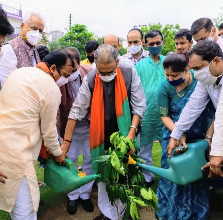 राधा मोहन सिंह ने किया पौधरोपण.