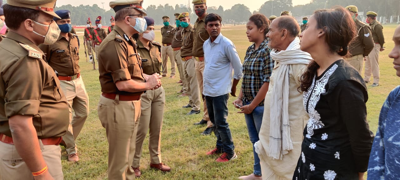 परिजनों से बात करते पुलिस अधिकारी.