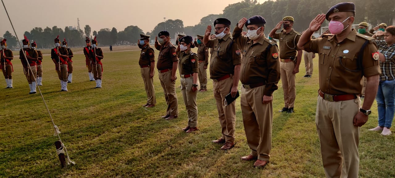 शव को सम्मानपूर्वक विदाई देते पुलिस अधिकारी.