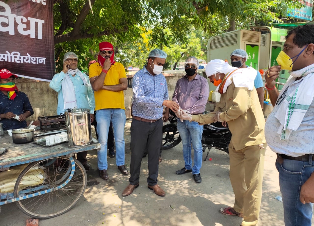 कोरोना योद्धाओं को मुफ्त में मिलेगी चाय और बिस्किट.