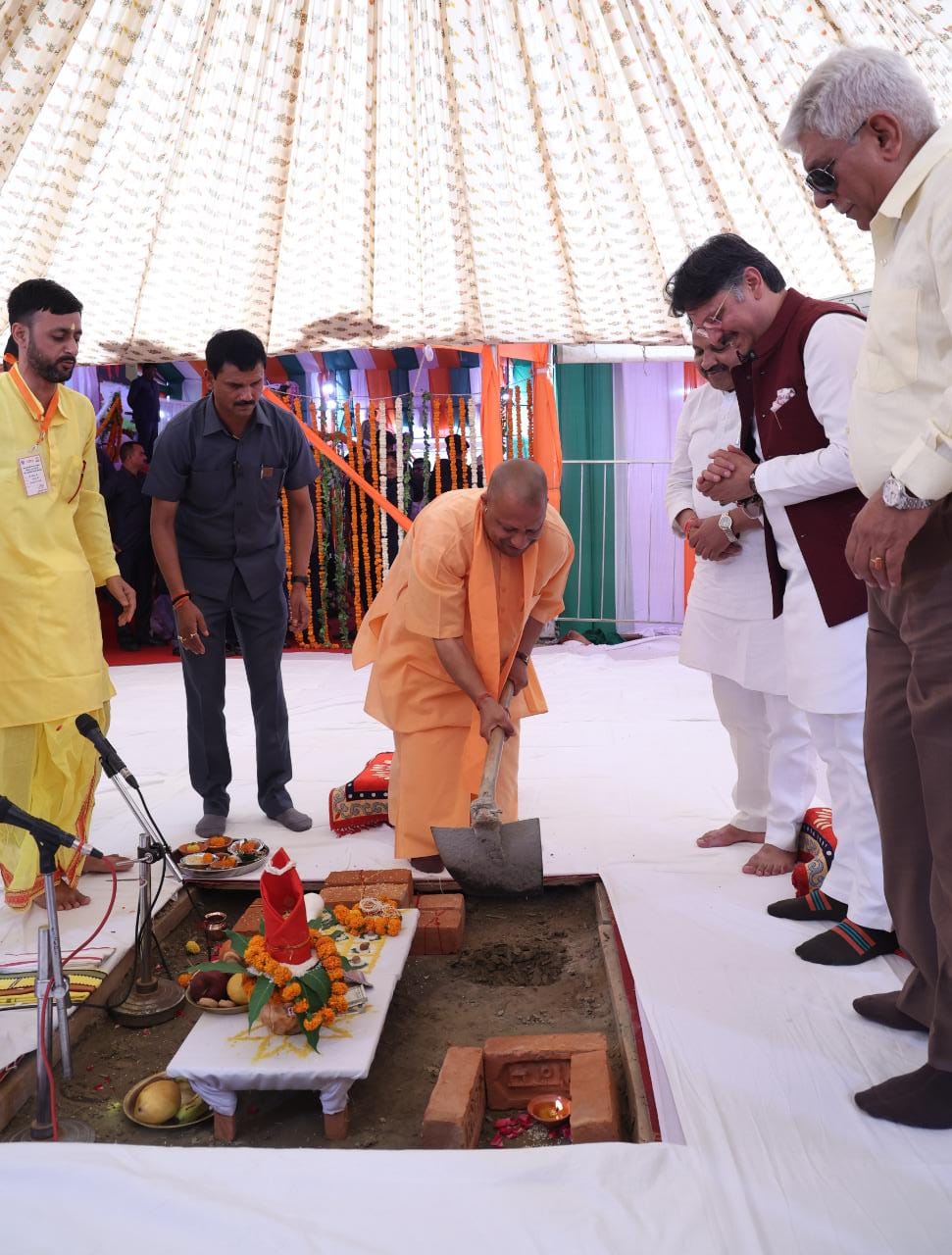 आपदा प्रबंधन के नए भवन के शिलान्यास कार्यक्रम में शामिल सीएम योगी आदित्यनाथ.