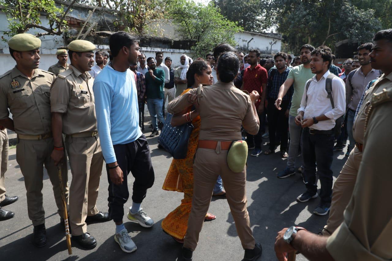 अभ्यर्थियों ने घेरा बेसिक शिक्षा मंत्री का आवास