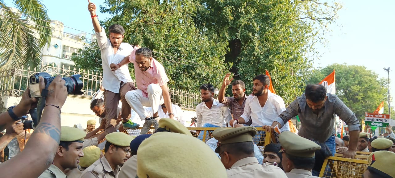 राहुल गांधी की सजा के बाद सड़क पर उतरे कांग्रेसी, नकुल दुबे, अजय कुमार लल्लू सहित कई नेता गिरफ्तार.