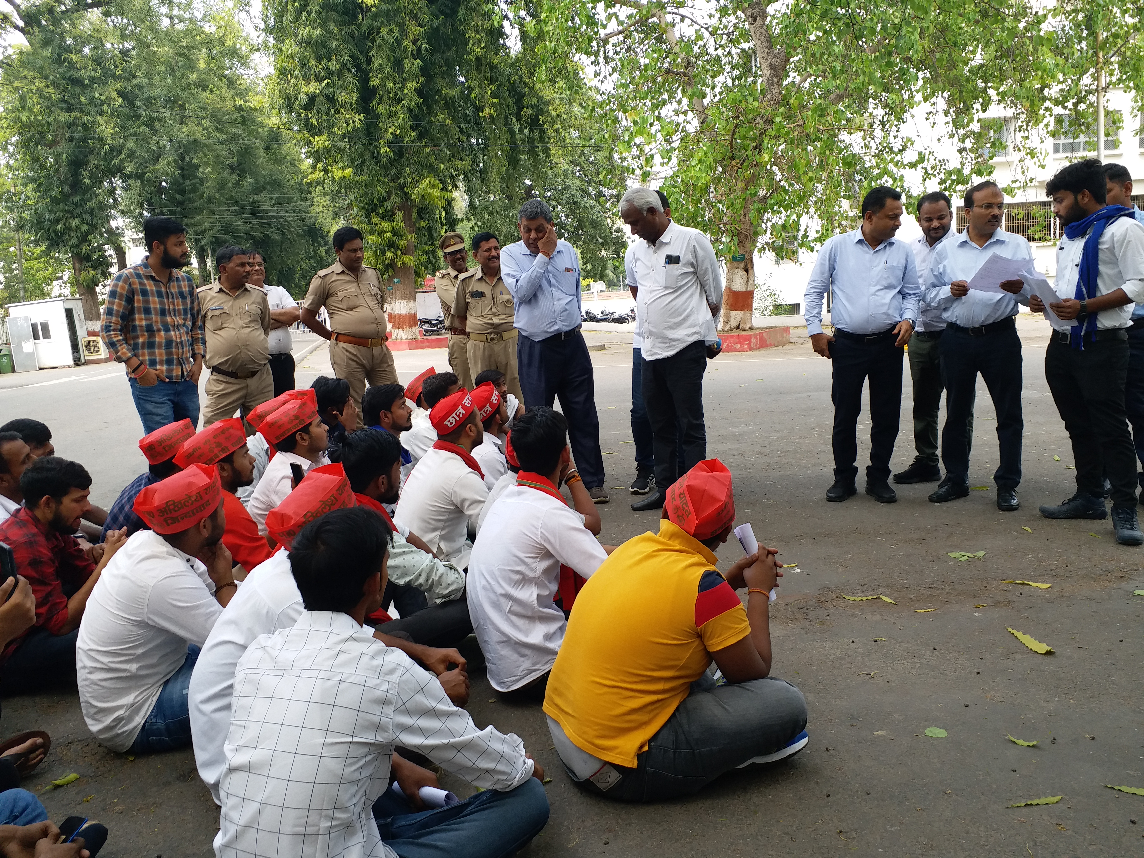 Lucknow University : पंजीकरण शुल्क लेने से नाराज छात्र धरने पर बैठे, आंदोलन की चेतावनी.