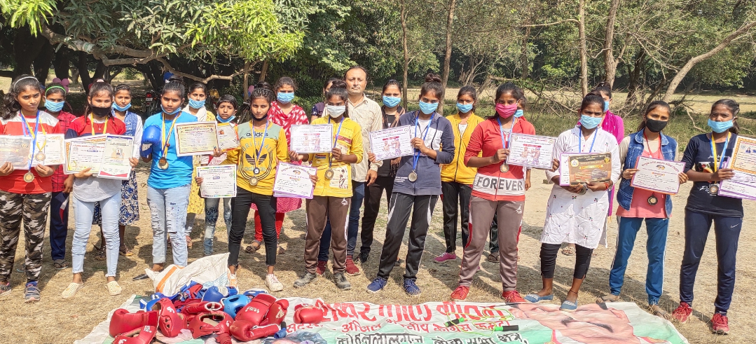 ग्रामीण क्षेत्र की बालिकाएं सीख रही आत्मरक्षा के गुण.