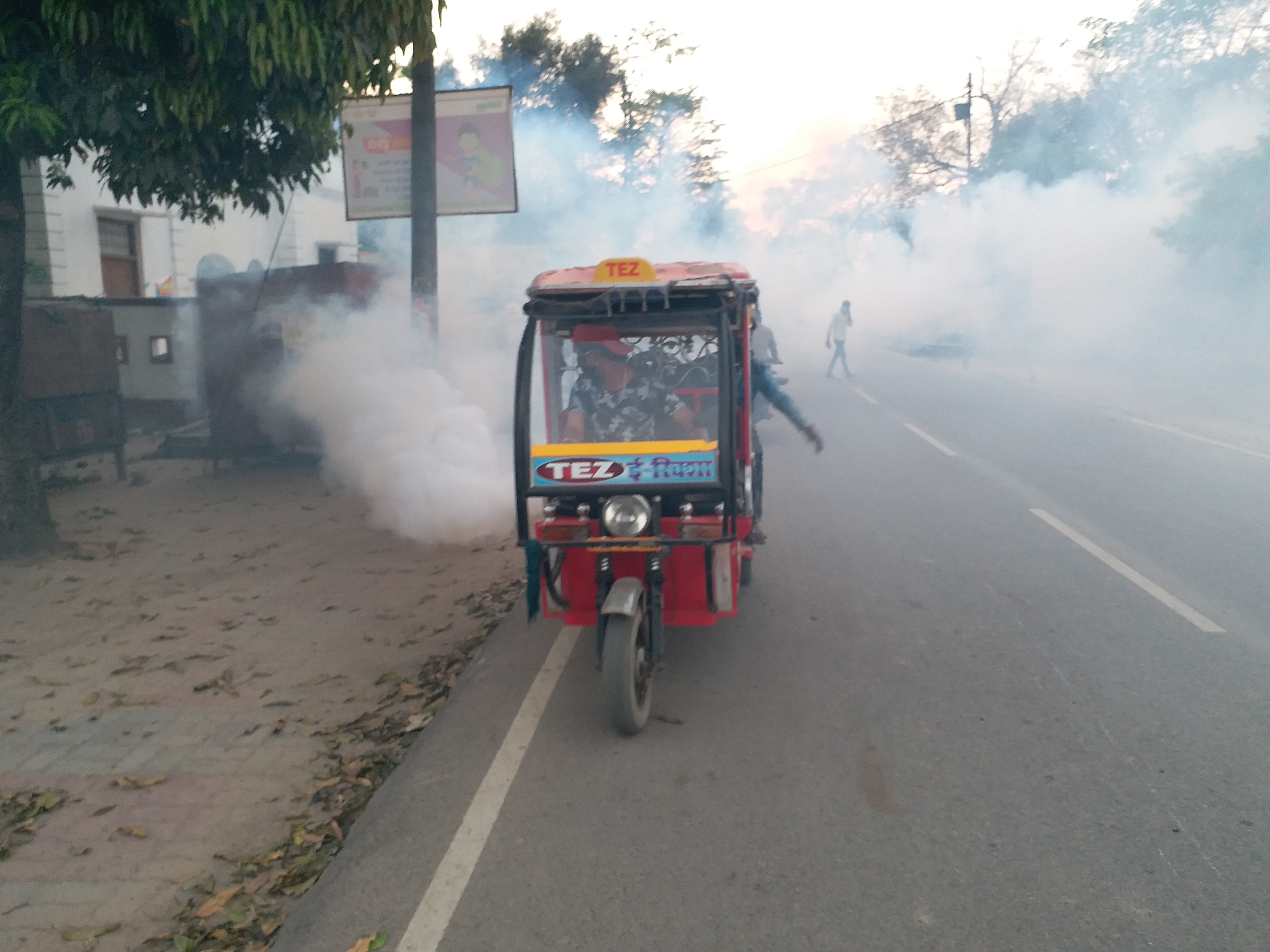 नगर पंचायत मलिहाबाद में निरंतर जारी है फॉगिंग.