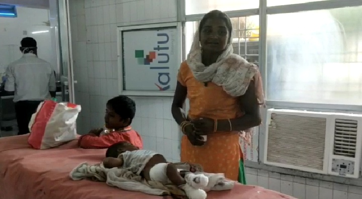 जिला अस्पताल में प्राथमिक उपचार के दौरान मौजूद बच्चा