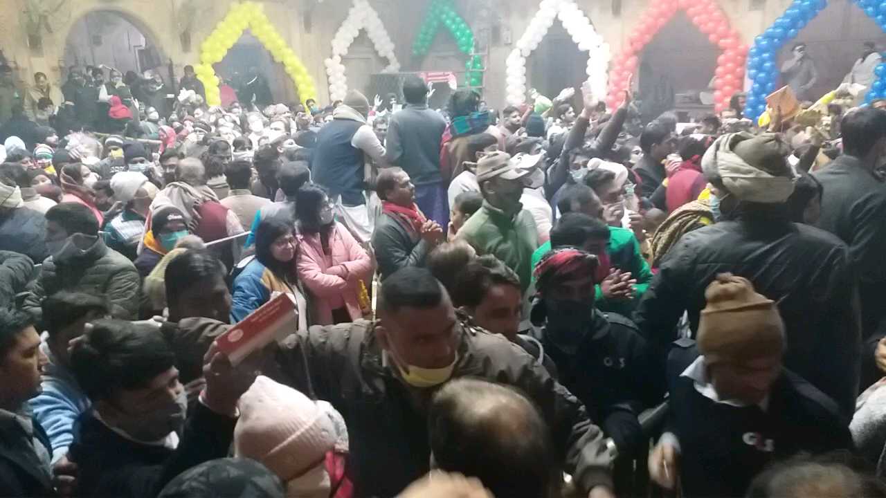 बांके बिहारी मंदिर में उमड़ा श्रद्धालुओं का सैलाब