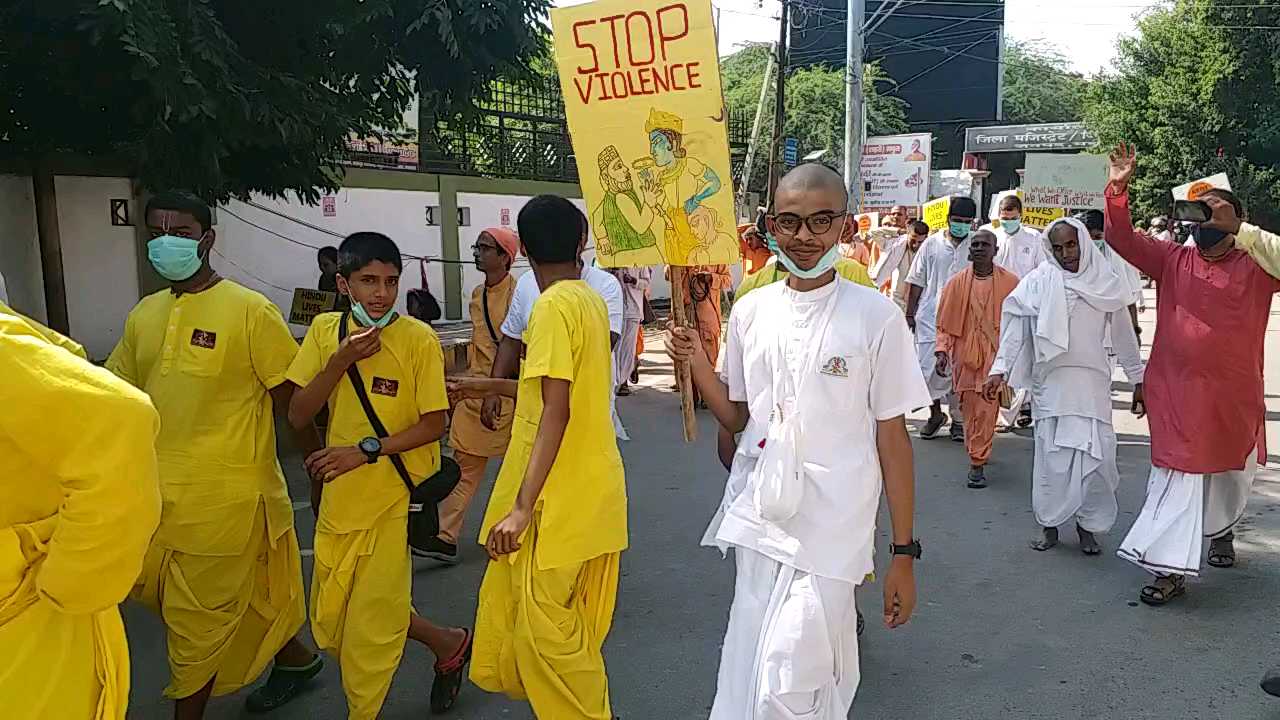 बांग्लादेश में मंदिर पर हमले के खिलाफ सड़कों पर उतरे इस्कॉन भक्त