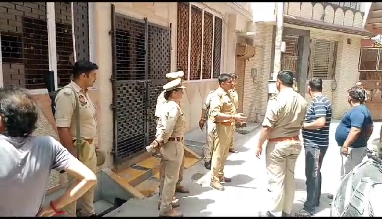 मामले की जांच करती पुलिस