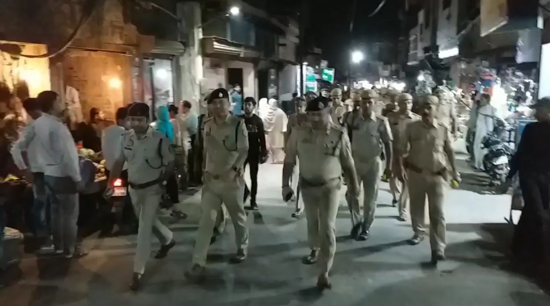 मथुरा फुट पेट्रेोलिंग करती पुलिस टीम