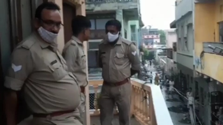 मौका-ए-वारदात पर जांच करती वृंदावन पुलिस