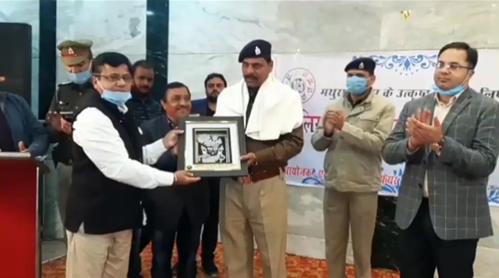 अच्छे काम पर पुलिस को मिला सम्मान