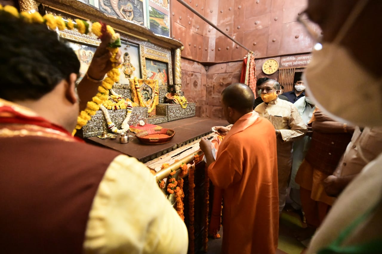 श्रीकृष्ण मंदिर में पूजा करते सीएम योगी.