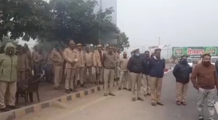 तैनात पुलिस बल.