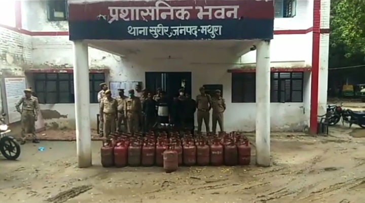 मथुरा पुलिस ने किया गैस गोदाम लूट का खुलासा, भारी मात्रा में अवैध हथियारों सहित चार बदमाश गिरफ्तार