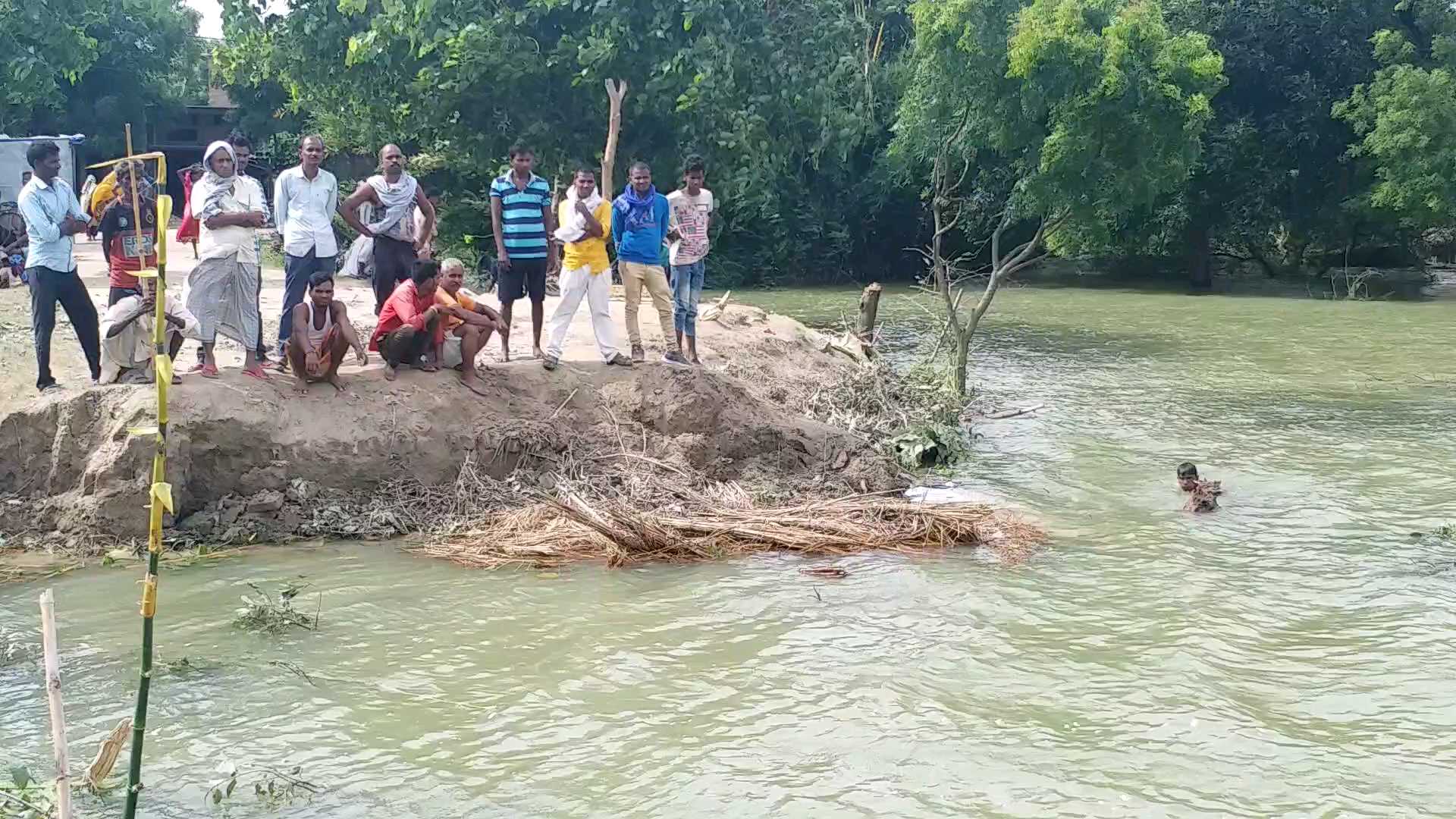 पलायन करने को मजबूर ग्रामीण.