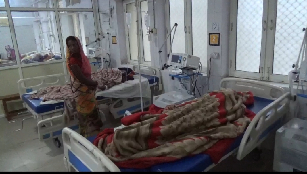 आकाशीय बिजली गिरने से झुलसे लोगों को अस्पताल में भर्ती कराया गया.
