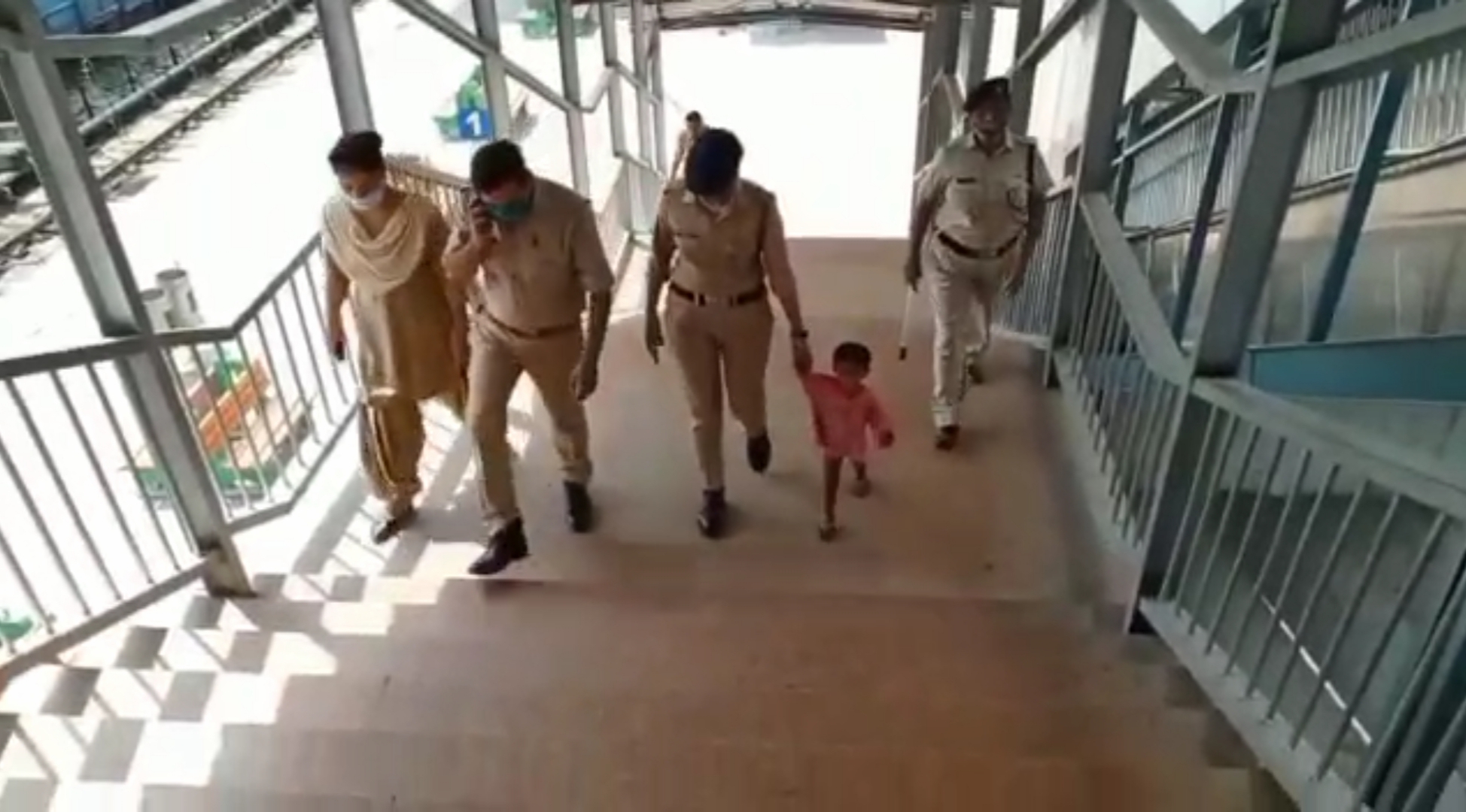 पुलिस कर्मियों के साथ बच्ची