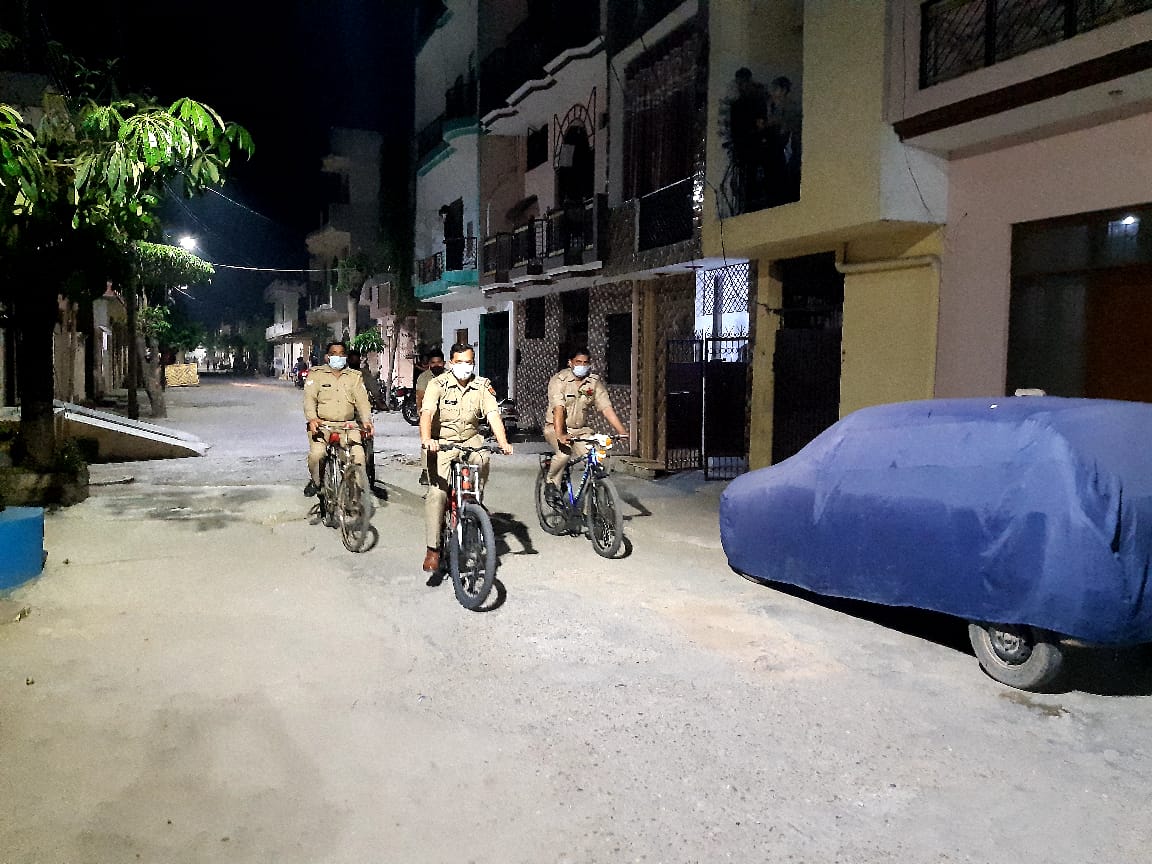 शाम को सा​इकिल से गश्त करने निकले पुलिसकर्मी