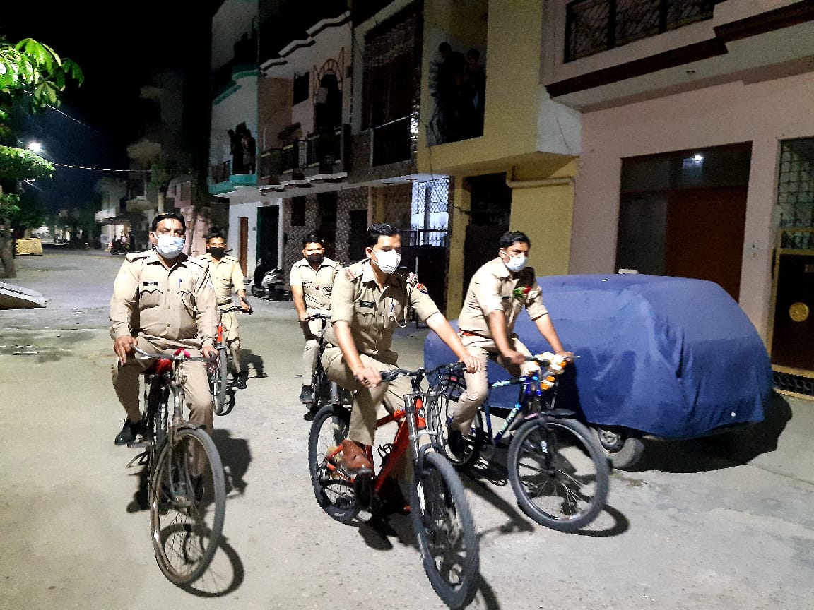 शाम को सा​इकिल से गश्त करने निकले पुलिसकर्मी