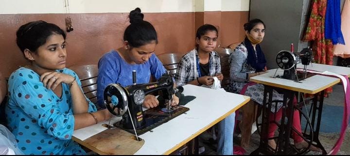 ग्रामीण स्वरोजगार प्रशिक्षण संस्थान दे रहा बेटियों को ट्रेनिंग